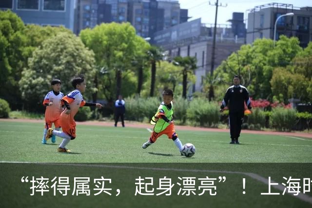 “摔得属实，起身漂亮”！上海时装周惊现名场面：总冠军薛金猴T台滑倒后起身续走，相关视频引爆评论区